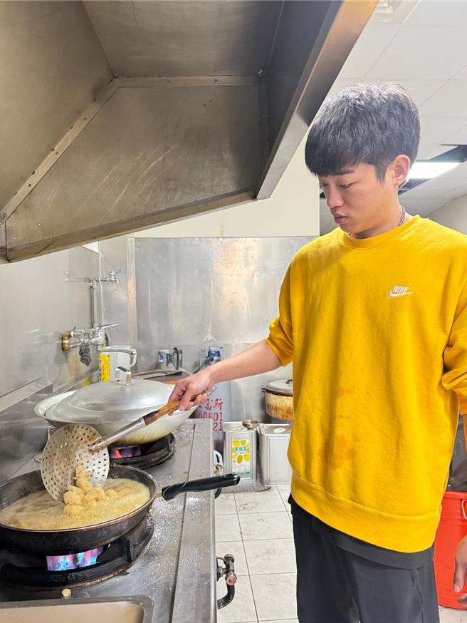 谢章颖便当店生意日趋平稳。（奋青工作室提供）