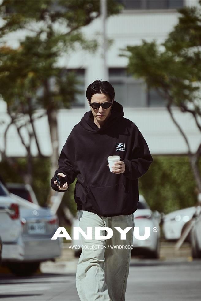 余晋自创服饰品牌经营得有声有色。（奋青工作室提供）