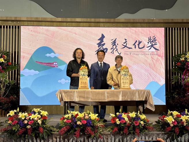 嘉义县长翁章梁在脸书PO文感念，杨元太用艺术为台湾、故乡做出很大贡献。嘉义县政府举办第一届「嘉义文化奖」颁奖典礼，由陶艺艺术家杨元太（右）、国际地景艺术家王文志（左）获奖，县长翁章梁（中）与二位合影。 （本报资料照／邱显诚摄）