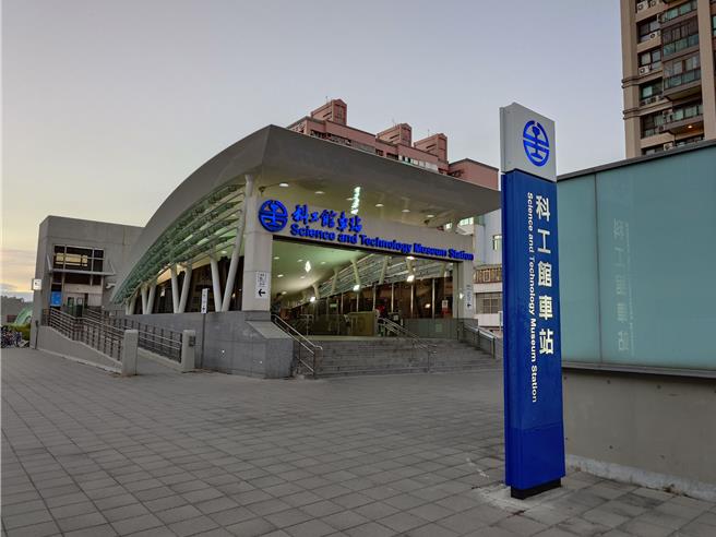 高雄市台铁科工馆站16日晚间9时许传出落轨意外！ （任义宇摄）