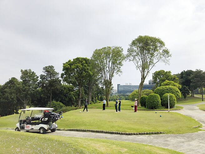 三五好友的高尔夫球联谊赛，仍是中部企业家打球的最爱。图／刘朱松