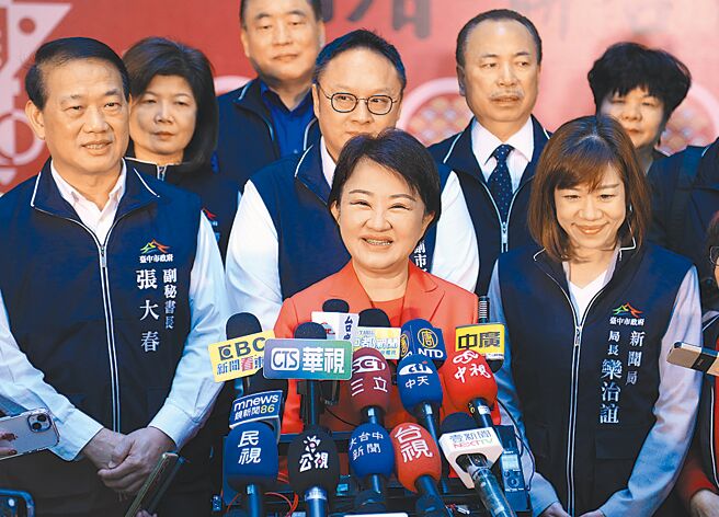 台中市长卢秀燕（中）15日参加市府新春团拜，针对立法院要求行政院长陈建仁针对瘦肉精事件做食安专案报告，她强调尊重立院职权。（林欣仪摄）