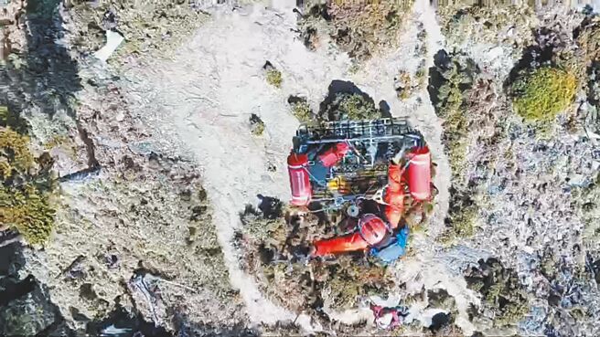 2名女登山客15日爬花莲县辘辘山东峰时不慎摔落，空中勤务总队台东丰年机场驻地勤务第3大队第3队以直升机吊挂后送医院救治。（空勤总队勤务第3大队第3队提供／蔡旻妤台东传真）