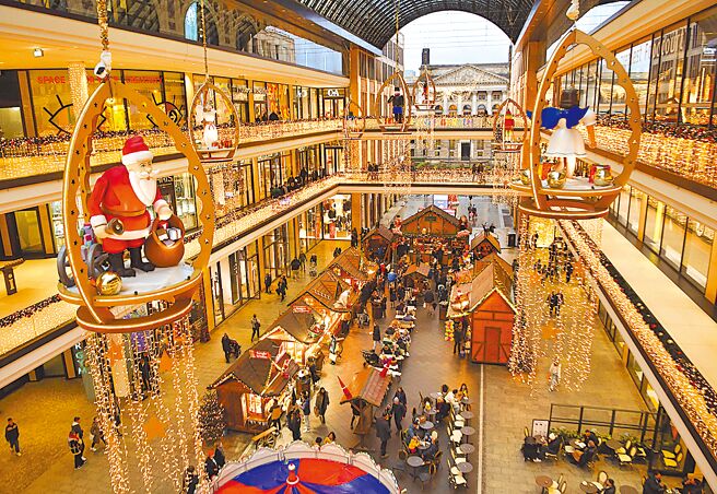 日本政府15日公布2023年GDP为4.21兆美元，较德国4.46兆美元为低，正式下滑为全球第四大经济体。图为德国柏林一处商场。（新华社）