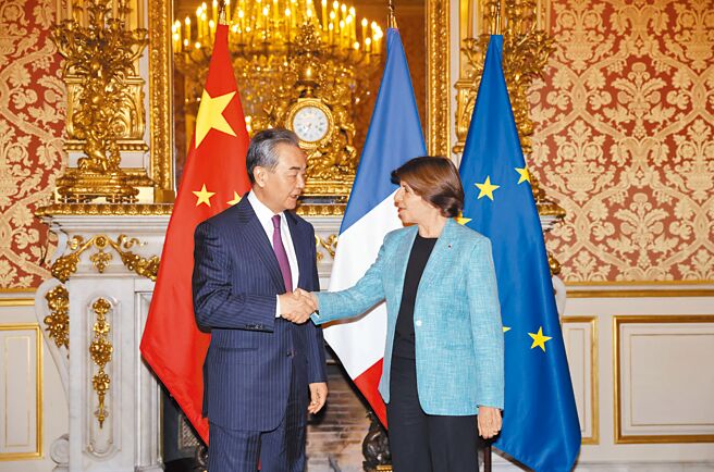 大陸外長王毅16日展開訪歐行程，將出席慕尼黑安全會議，並訪問西班牙、法國。圖為去年2月王毅（左）在巴黎與時任法國外長科隆納會晤。（新華社）