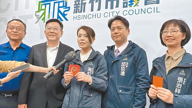 新春开工首日，新竹市长高虹安率市府21位一级主管赴新竹市议会拜年。（王惠慧摄）