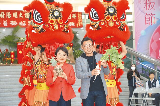 台中市府15日在阳明市政大楼举行新春团拜，市长卢秀燕、立法院副院长江启臣共同出席。（陈淑娥摄）