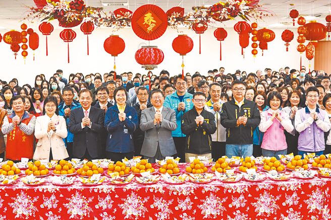 新竹县长杨文科与议长张镇荣等人15日在县府新春团拜，热闹滚滚。（罗浚滨摄）