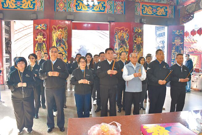春节连假结束，苗栗县长锺东锦率领全体局处首长赴苗栗市玉清宫及天云庙祭拜祈福。（谢明俊摄）