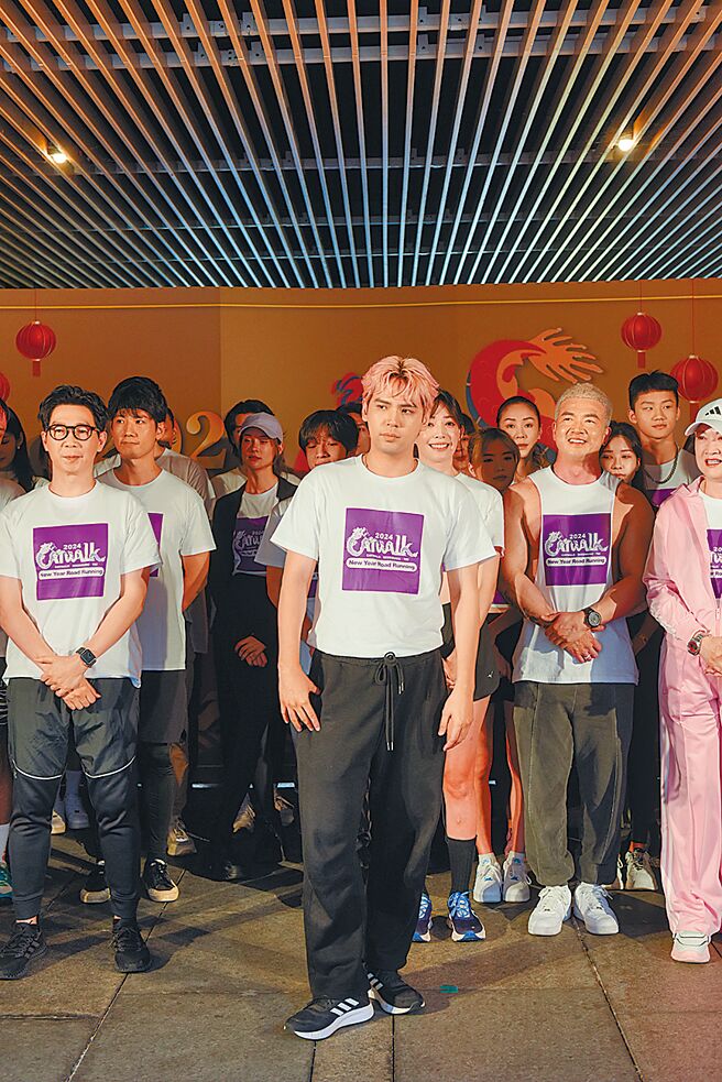 陈零九（中）15日以「新师弟」身分出席凯渥集团开工记者会，左为品冠。（凯渥提供）