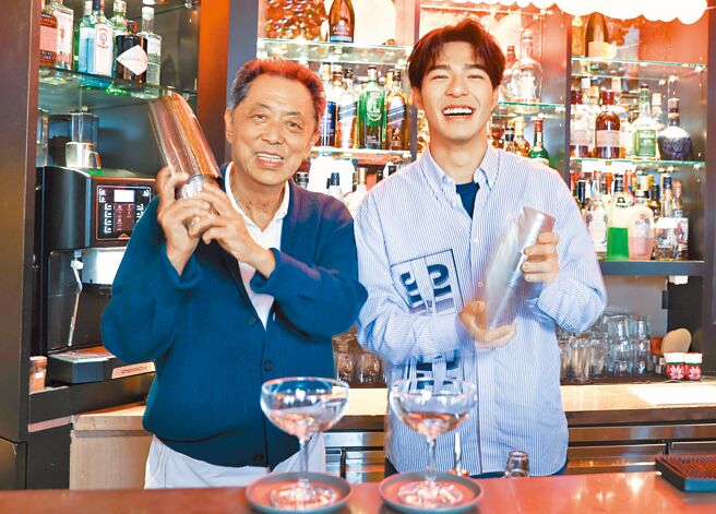 朱延平（左）跟陳昊森合體拜年，宣傳電影的同時也體驗調酒趣。（陳俊吉攝，場地提供／台北遠東香格里拉飯店「李白居」）【飲酒過量 有害健康】