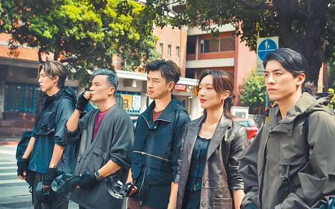 林哲熹（右起）、蔡思韵、陳柏霖、李銘忠、蔡凡熙齊主演賀歲片《還錢》。（甲上提供）