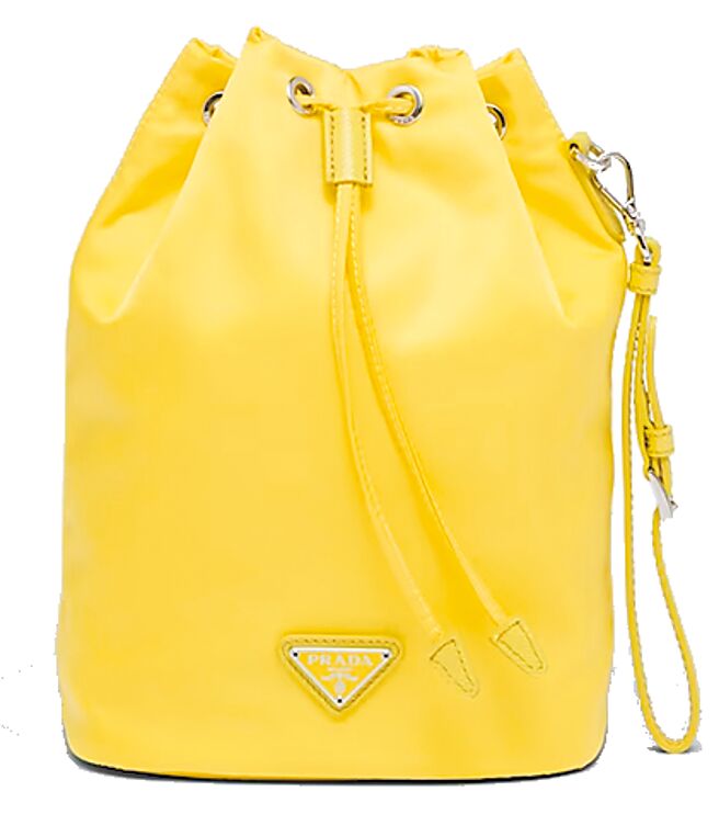 Prada Re-Nylon萬用包，2萬3000元。（Prada提供）