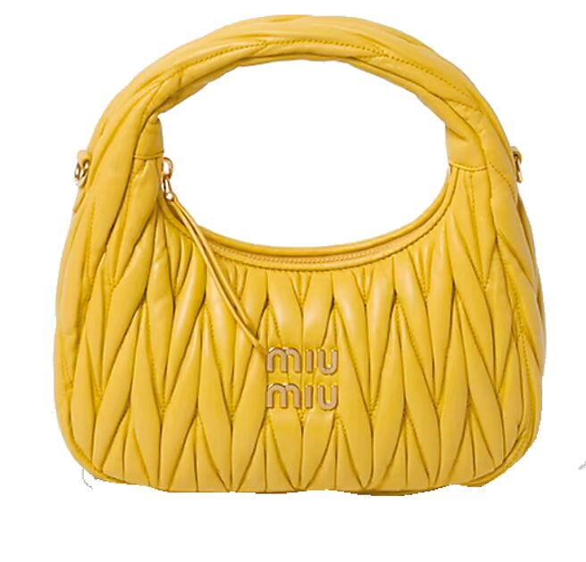 Miu Miu Wander Matelasse納帕皮革半月形包款，8萬3000元。（Miu Miu提供）