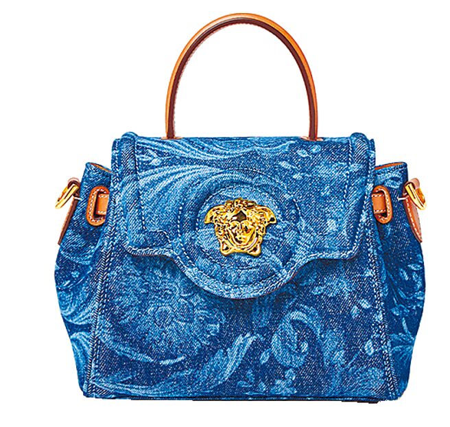 Versace Barocco丹寧La Medusa手提包。（Versace提供）