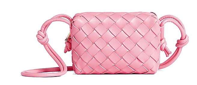 Bottega Veneta CANDY LOOP編織皮革斜背包，4萬3500元。（Bottega Veneta提供）