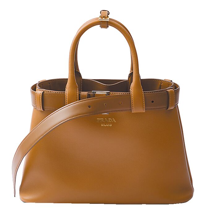 Prada Buckle皮革包款，17萬元。（Prada提供）