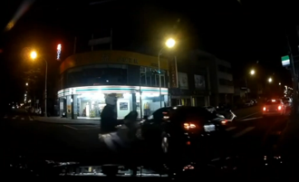 台中通緝犯拒檢「開車撞警」逃逸　員警小腿骨折送醫