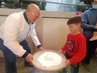 「議長阿伯」帶頭搖元宵 小朋友呼好好玩