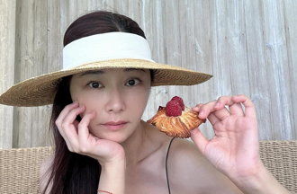 陳怡蓉罕穿低胸裝 「上下皆露美背全空」搶當最辣醫師娘