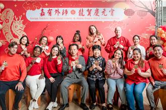 外師搓湯圓、繪燈籠、雙語猜燈謎  翁章梁推元宵節慶文化