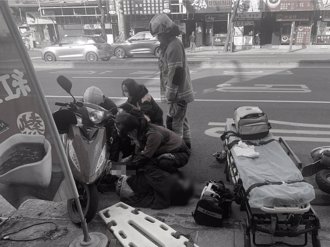 高雄嬤左轉撞上路邊停等騎士 腳踝離奇卡中柱爆血骨折