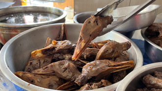 東山鴨頭700元坑人？中國「切糕刺客」一刀切出天價　影片驚呆186萬人