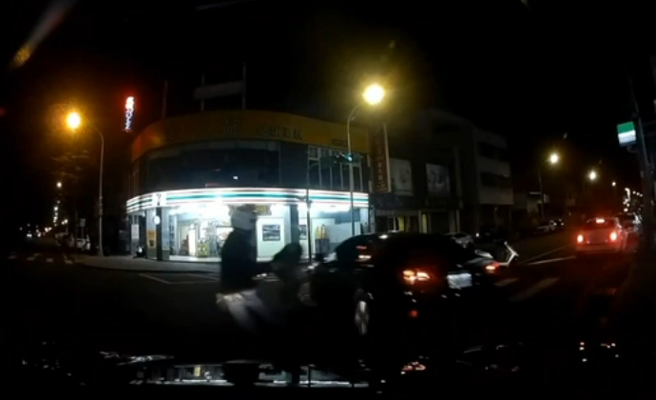 台中通緝犯拒檢「開車撞警」逃逸，員警小腿骨折送醫。(戴志揚翻攝)