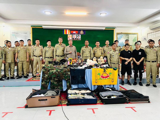 15日下午柬埔寨警方於西哈努克省警察局召開記者會，晚安小雞與阿鬧被上銬。(柬埔寨警方提供)