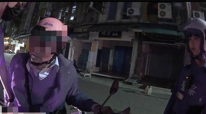 高雄一名68岁黄姓男子因变换车道未打方向灯遭警方拦下，而浓厚的酒味也被警方闻到。（高市新兴分局提供／杨舒婷高雄传真）