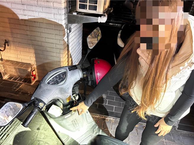 台中市第一分局民权所警员拦查违规廖姓女骑士，在机车前置物处，查获印有LV字样毒咖啡包及毒梅锭。（警方提供／王煌忠台中传真）