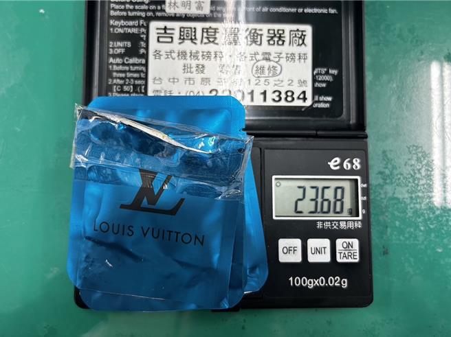 41岁廖姓女子将6包印有精品LV的毒咖啡包，藏放在纸盒内，藉此鱼目混珠，仍遭警方查获。（警方提供／王煌忠台中传真）