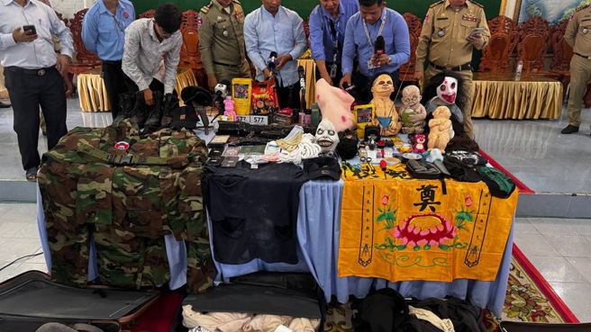 柬埔寨警方在記者會上公開現場找到的各種道具。（圖／柬埔寨警方提供）