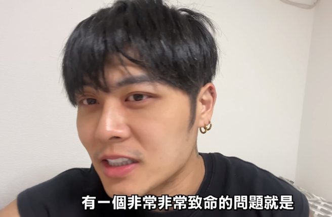 晨灰开箱Joeman新房。（图／翻摄自疯男晨灰 Youtube）