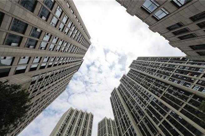 大陆房企近期抛售海外优质资产的动作引起不安，被外媒分析大陆房市危机会否波及海外市场。（新华社）