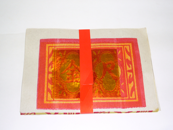 烧给天公的金箔需用特制大型「天公金」（大寿金纸）。(图/杨登嵙提供）