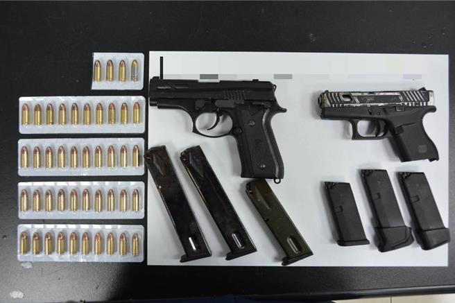 警方拘捕宁男等3嫌到案，查获犯案电击枪击改造枪枝、子弹等证物。（警方提供／王煌忠台中传真）