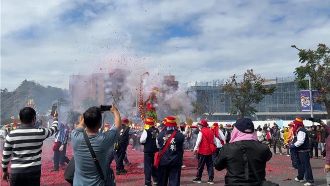 台東市公所今天宣布今年台東市慶元宵系列活動，首場炮炸肉身寒單(邯鄲)同時開炸。（蔡旻妤攝）