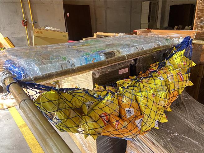 「2024愛河創意自力造筏大賽」將於18日登場，「樂事號之三桑遊亞灣」掃空賣場黃色包裝洋芋片造船，想嘗試多少包洋芋片可以支撐2個成年人。（高市府運發局提供／洪浩軒高雄傳真）