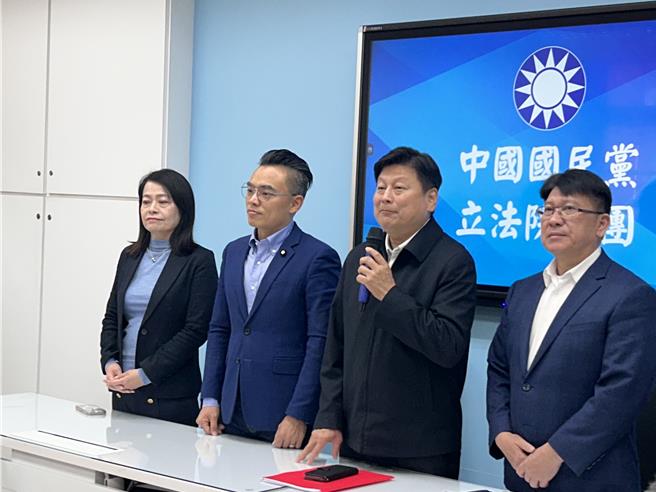 立院國民黨團總召傅崐萁（右二）17日率黨團書記長洪孟楷（左二）、首席副書記長林思銘（右一）及立委許宇甄（左一）受訪。（陳薏云攝）