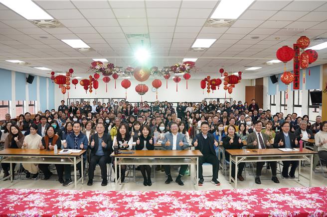 新竹县在开学日举办中小学校长会议，由县长杨文科（右六）指示本学期工作重点。（新竹县府提供／邱立雅竹县传真）