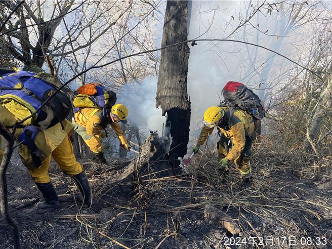 台中市梨山地區大甲溪事業區第66林班地，16日深夜傳出森林火警，台中市消防局、林業保育署台中分署17日清晨5點多仍搶救中，目前估計動員47人進行滅火作業。（林業保育署台中分署提供／張妍溱台中傳真）