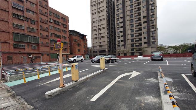 新北市三峽區長福橋25日起改建，而新闢建國光街停車場，已於5日開放民眾使用。（新北市水利局提供／張鎧乙新北傳真）