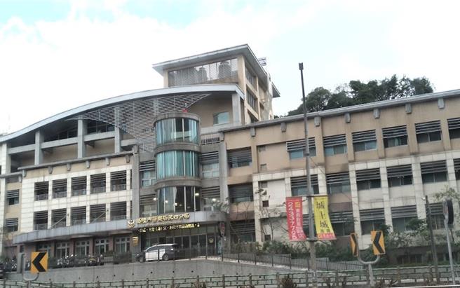 基隆市消防局17日上午8時許獲報前往麥金路一處民宅救援，進屋後卻發現父子兩人均躺在房間內，明顯死亡多時而未送醫。警方已報請檢方相驗調查。（徐佑昇攝）