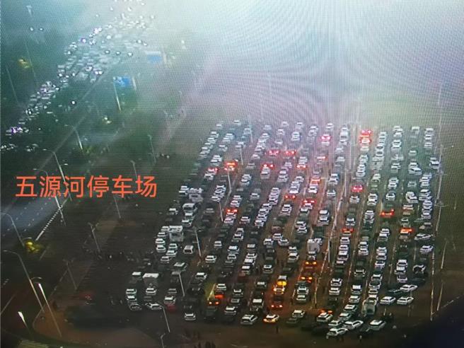 海南出岛难海口三港全力疏运一早封顶，待渡车辆6200辆。（海口发布）