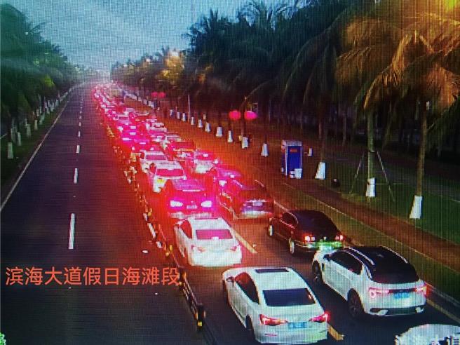 海南出岛难海口三港全力疏运一早封顶，待渡车辆6200辆。（海口发布）