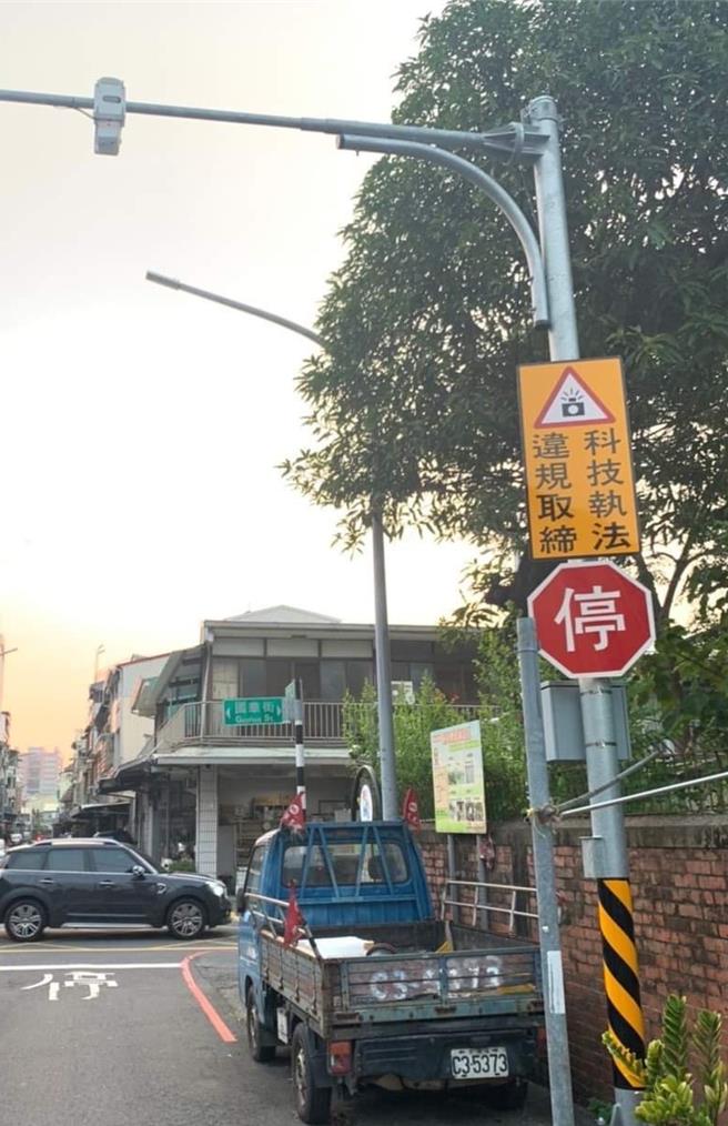 嘉市国华街、崇文街口实施「停车再开」科技执法。（嘉义市警察局提供／廖素慧嘉市传真）