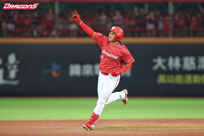 味全龙推出公益拍卖，其中包含刘基鸿在台湾大赛实战用具。（味全龙提供）