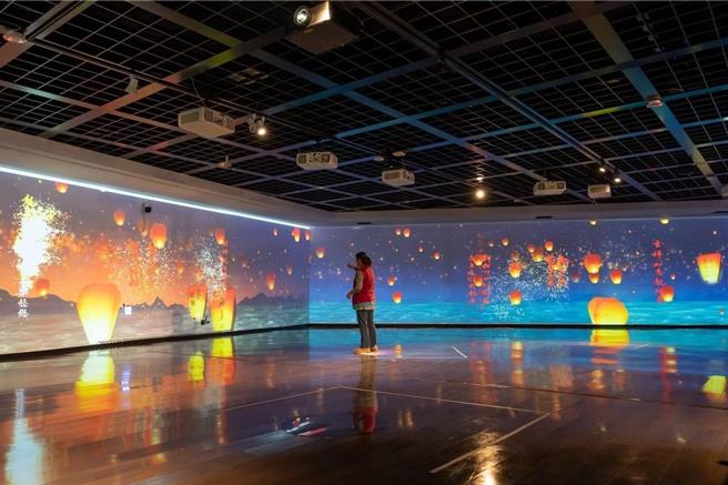 「请眾仙迎神–宫庙艺术展」于彰化县立美术馆展出到2月18日，游客于美术馆内及馆外都可以科技祈福。（彰化县政府提供／孙英哲彰化传真）