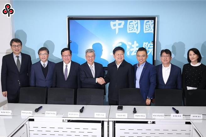 行政院發言人林子倫（左起）、祕書長李孟諺、副院長鄭文燦、院長陳建仁17日前往拜會國民黨立院黨團，國民黨團總召傅（山昆）萁、書記長洪孟楷、首席副書記長林思銘、立法委員王鴻薇等一同出席。（杜宜諳攝）